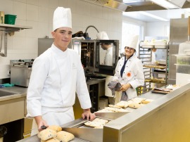 M&ouml;chtest du deine Ausbildungszeit als Koch/K&ouml;chin EFZ an der EHL Hotelfachschule Passugg, wo Gastgeber der Zukunft geboren werden, verbringen? 