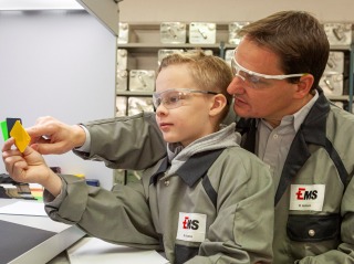 Über sechzig begeisterte Kinder am Zukunftstag von EMS-CHEMIE