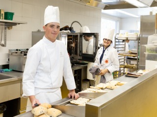 Möchtest du deine Ausbildungszeit als Koch/Köchin EFZ an der EHL Hotelfachschule Passugg, wo Gastgeber der Zukunft geboren werden, verbringen?