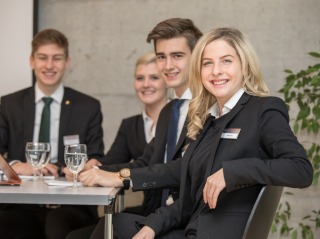 Du interessierst dich für eine Lehre in der Hotellerie, die abwechslungsreich ist und in der du Verantwortung übernehmen kannst?