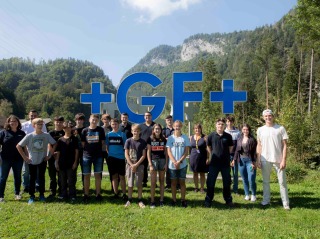 Weltmeister Andri Ragettli besucht mit Schülerinnen und Schülern GF in Seewis